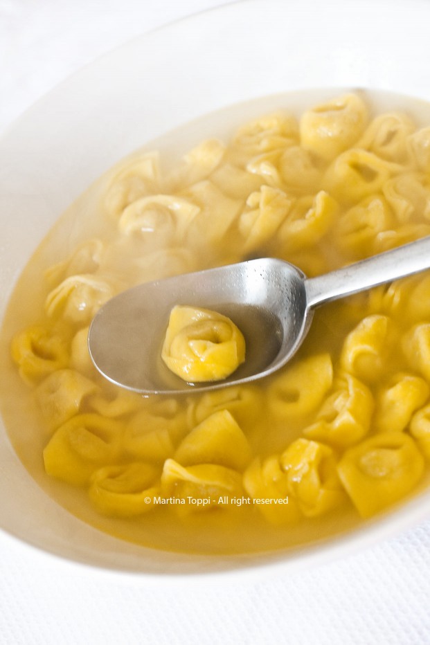 Brodo di carne con tortellini