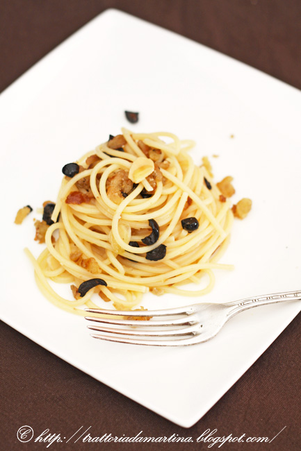 Spaghetti con mollica di pane, mandorle e olive