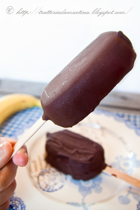 ghiaccioli alla banana ricoperti di cioccolato fondente