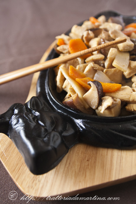 Pollo cinese con funghi e bambù