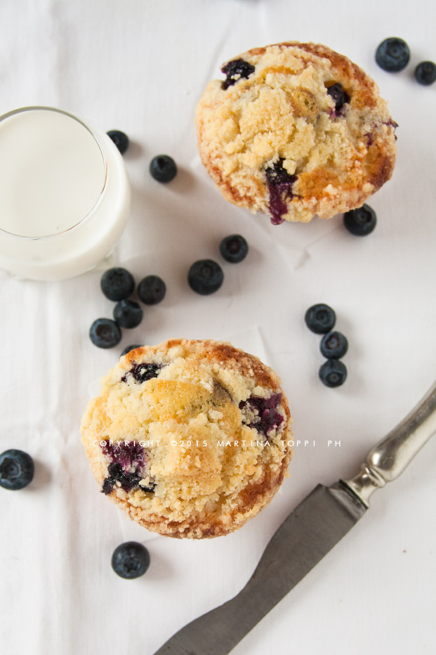 blueberry crumble muffin