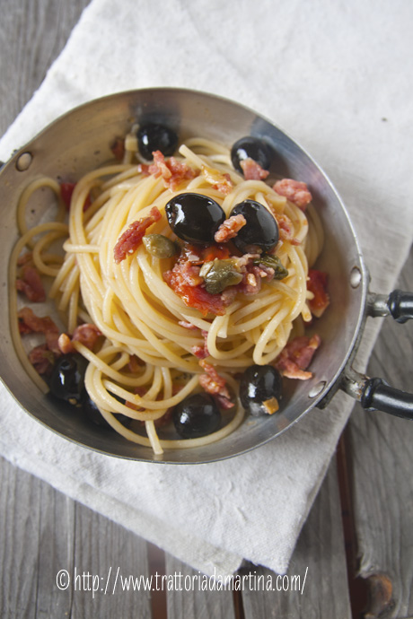 Spaghetti aglio, pancetta, capperi e olive