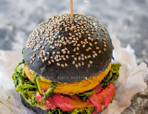 hamburger vegetariano al carbone vegetale