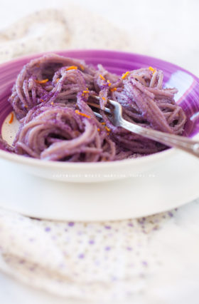 spaghetti alla polvere di cavolo viola
